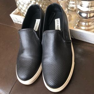 Evrest black slip on sneakers !!